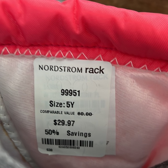 Sorel kids snow boot. Lug sole with draw string at top to keep out the snow - Picture 4 of 4